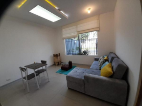 Alojamiento en mini departamento de estreno en 1er piso en zona comercial de Surco
